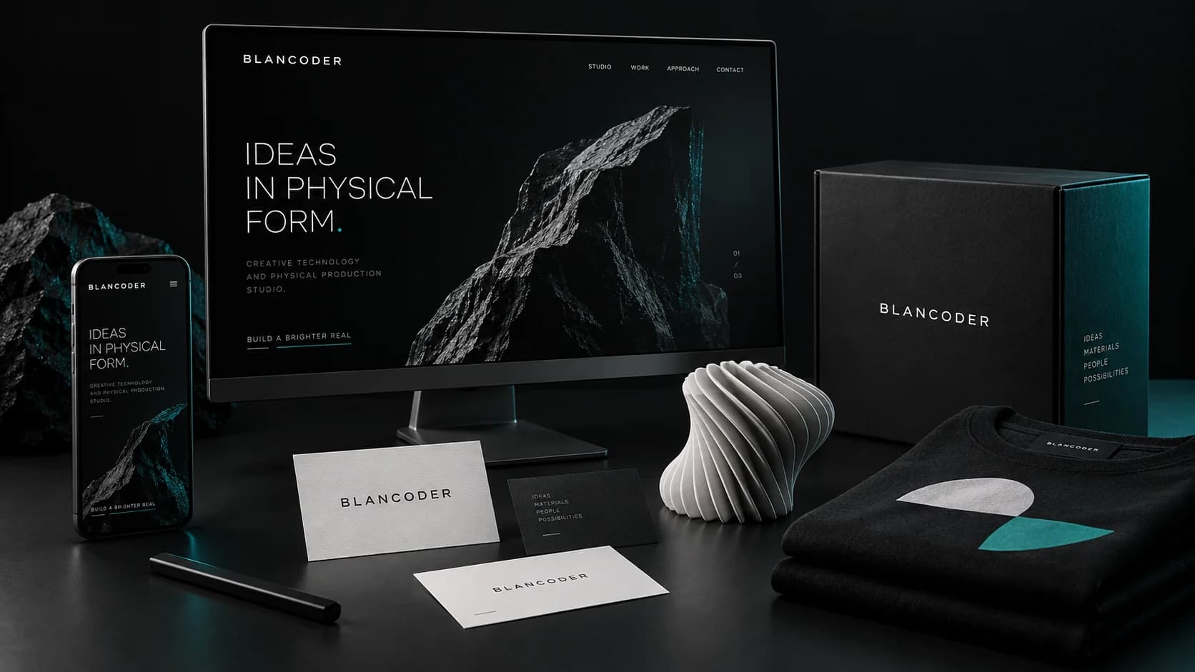 Composición conceptual de Blancoder: web, smartphone, identidad impresa, objeto 3D, packaging y textil personalizado.